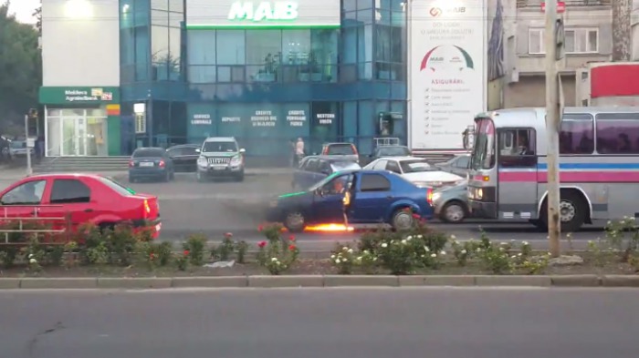 Deocamdata nu se cunoaste din ce motiv au izbucnit flacarile.