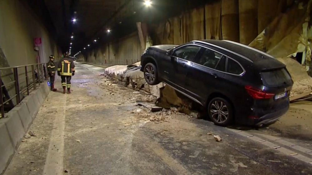 Непогода обрушила автомобильный туннель в Италии.