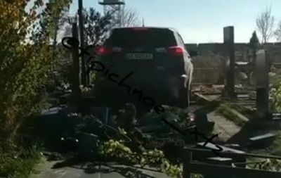 В Харькове священник на джипе ездил по могилам на кладбище.