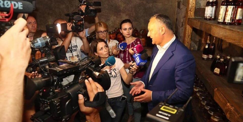 Президент показал журналистам, что он он хранит в подвале государственной дачи. 