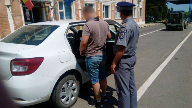Un moldovean dat în căutare de poliția din Italia, prins la vama română. 