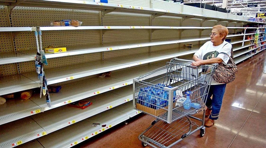 Жители Варшавы скупают в магазинах продукты из-за коронавируса.