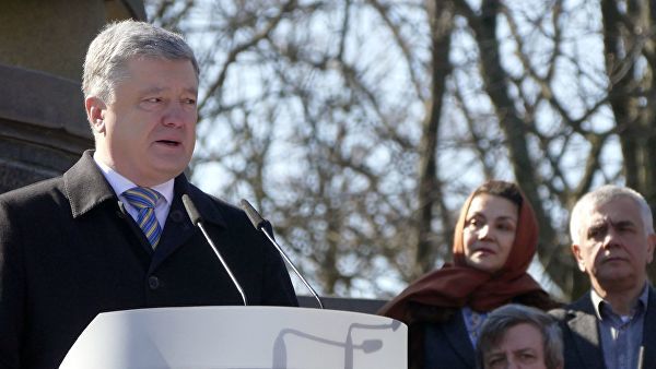 На Закарпатье Порошенко поблагодарили за бедность.