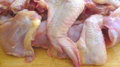 Specialiştii au luat probe şi urmează să efectueze analizele necesare, pentru a stabili dacă carnea de pui este infectată.