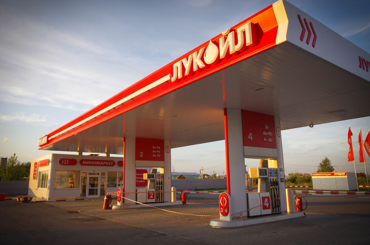 "ЛУКойл" закрывает треть своих АЗС.