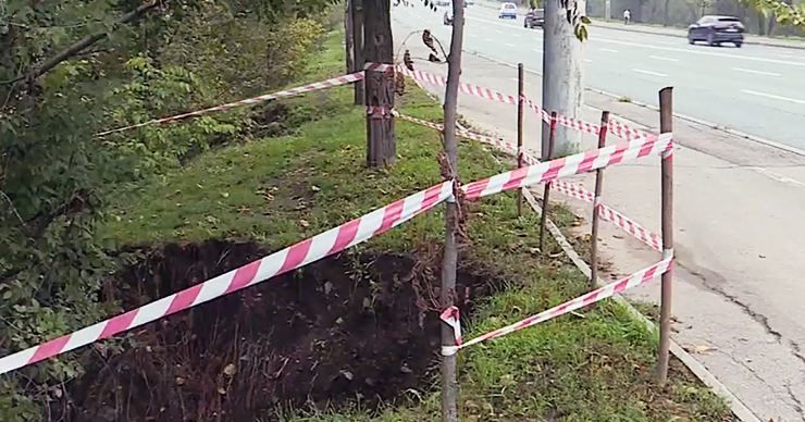 В Кишинёве оползень угрожает тротуару и дороге на улице Алеку Руссо.