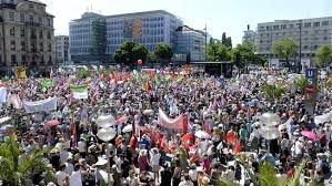Aproximativ 35.000 de persoane au protestat, joi, în centrul oraşului Munchen. Foto: presstv.ir