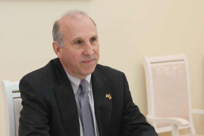 James Pettit, sugerează că viitoarul șef al statului ar trebui să fie un reprezentant al partidelor din opoziție sau a celor extraparlamentare. Foto: infoprut.ro