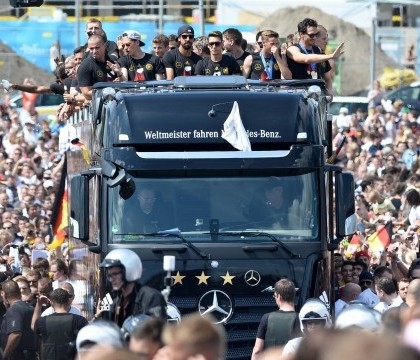 Capitanul a intrat pe scena, cu trofeul in mana, fiind inconjurat de mai multi coechipieri. Apoi acestia s-au prabusit si Lahm a ridicat cupa.