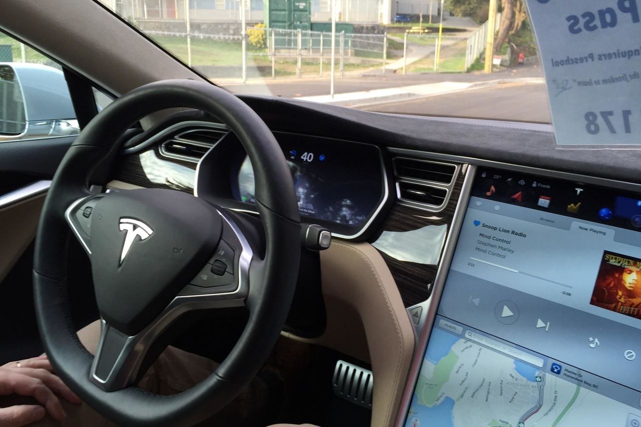 Автопилот Tesla принял ребенка за дорожный конус.