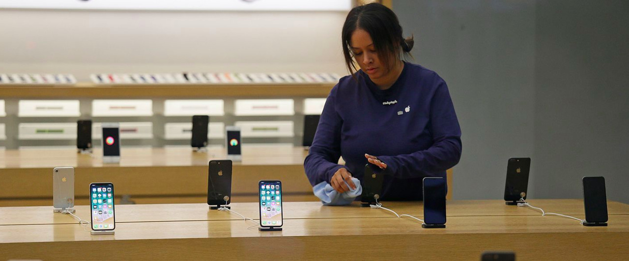 Сотрудники отсудили у Apple миллионы долларов из-за проверок сумок.