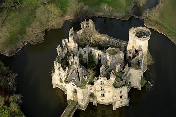 Mii de persoane au cumpărat un castel. Cât valora imobilul