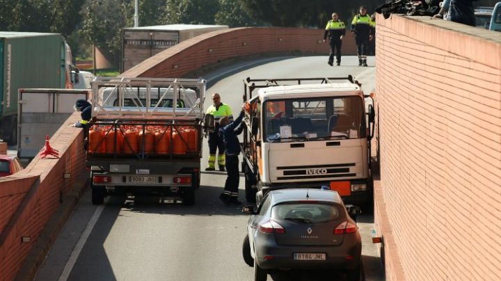 Un camion încărcat cu butelii de gaz, oprit cu focuri de armă. Foto: reuters.com