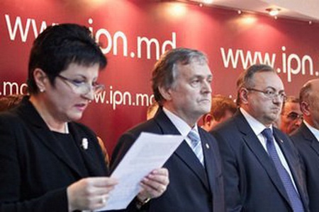Присутствовал на съезде и экс-премьер Ион Стурза, опоздавший на три часа и признавшийся, что имеет политические амбиции, не желает возвращения коммунистов к власти и выступает за евроинтеграцию Молдовы.