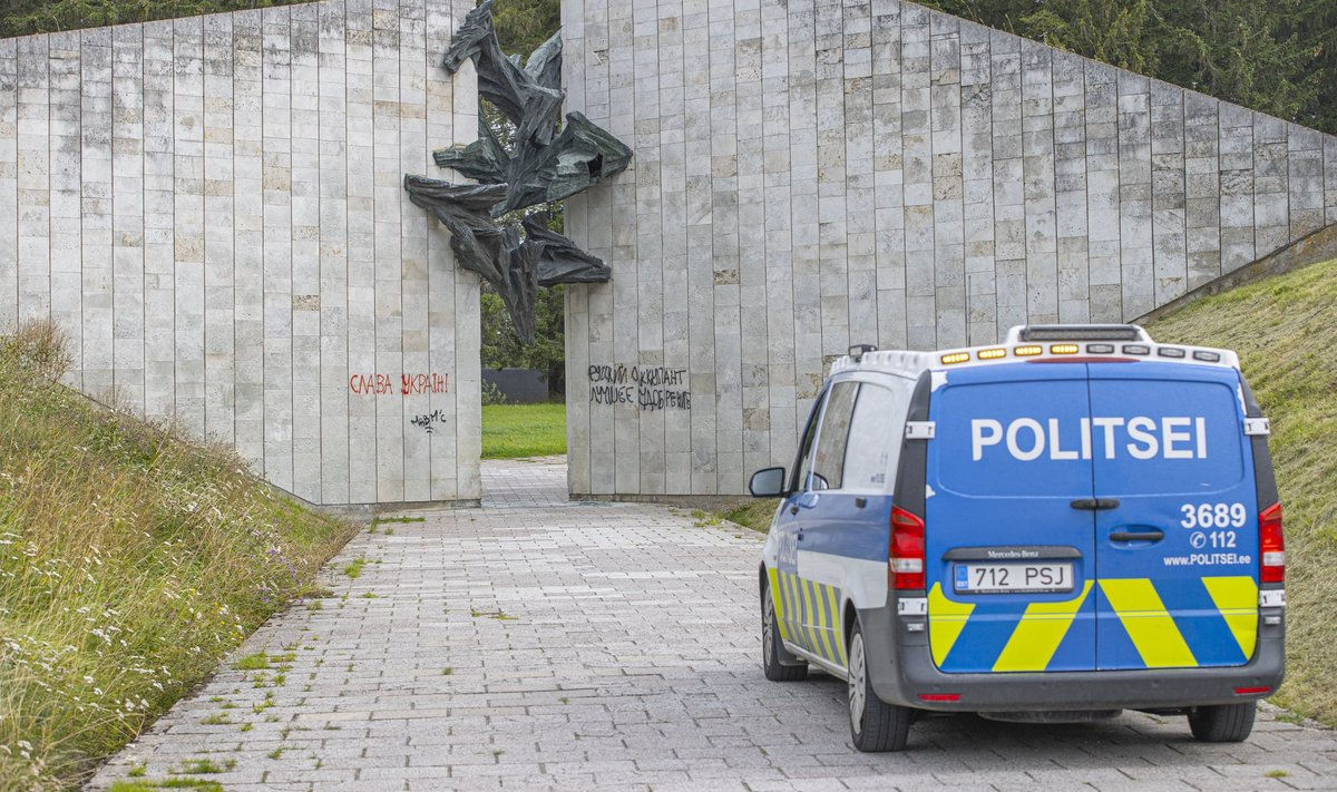 В Таллинне осквернили советский мемориал.