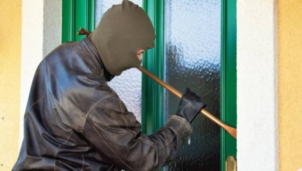Au vrut să jefuiască o pensionară de 72 de ani, dar femeia le-a dat o lecţie pe care nu o vor uita prea curând.