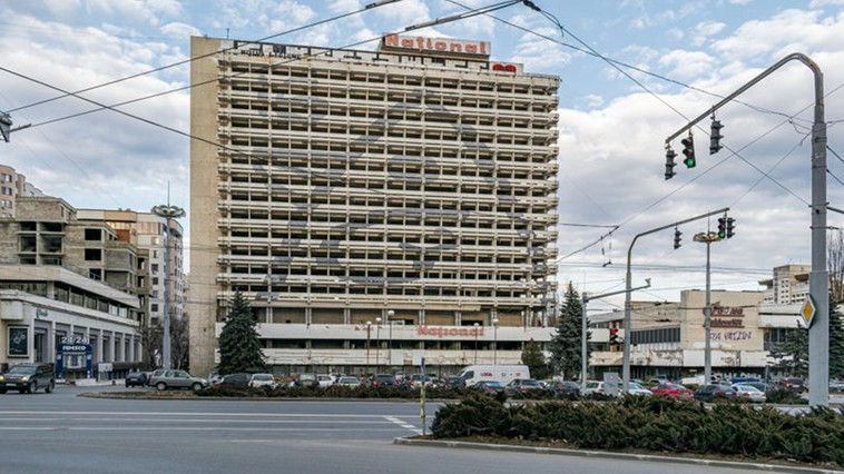 Мужчина пытался прыгнуть с крыши бывшей гостиницы "Националь".