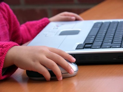 O familie din satul Mărăndeni, raionul Făleşti, s-a pomenit cu o datorie de 22 000 de lei pentru distracţia odraslelor sale pe o reţea de socializare.