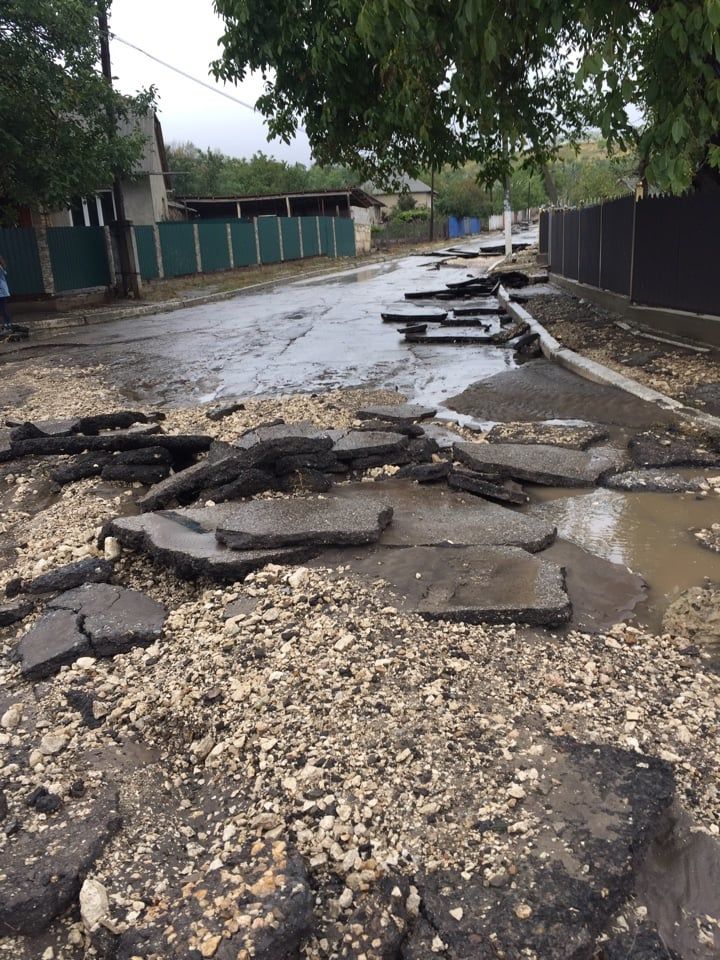 В селе Леовского района дождь полностью разрушил несколько дорог.