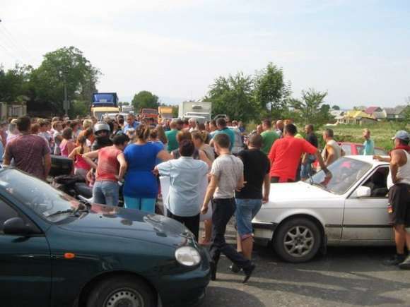 В связи с протестами на трассе образовались многокилометровые пробки.