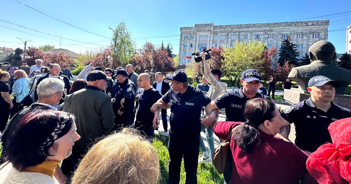 Акция протеста перед зданием университета в Комрате была незаконной.