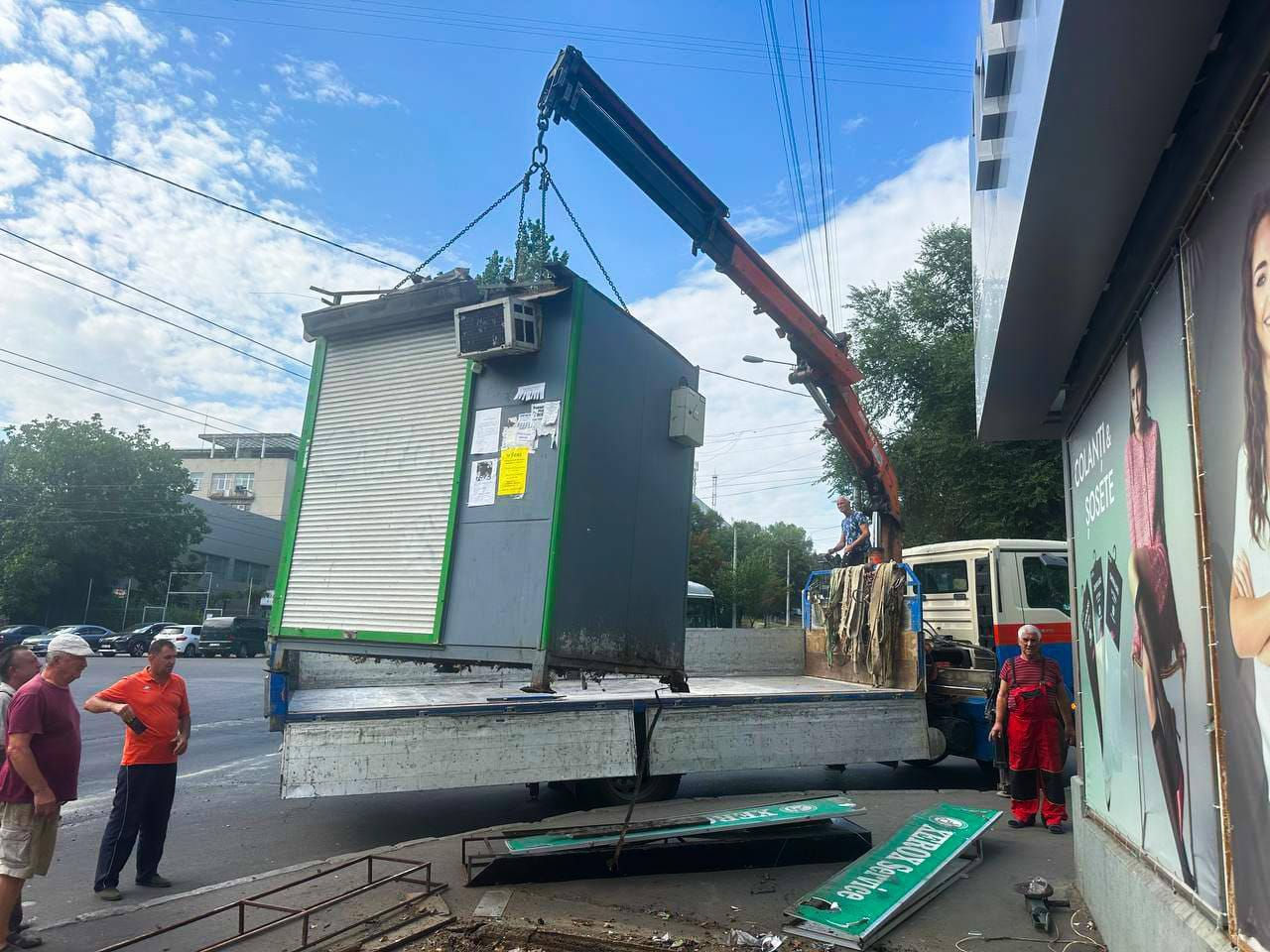 В Кишиневе демонтировали торговый ларек.
