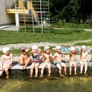 Тяжело переносят жару и воспитанники детсадов.