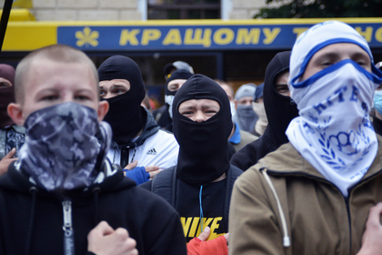 В пикете возле российского консульства на улице Панфиловцев участвовали около 50 человек.