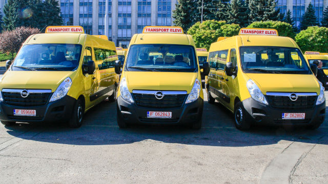 Mai multe microbuze, donate de Guvernul României, se prăfuiesc prin garaje sau curți. 