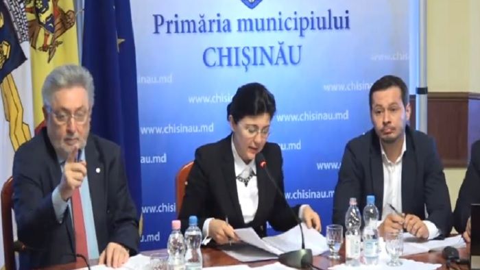 Silvia Radu îi reproșează pretorului Botanica că nu răspunde la telefon.