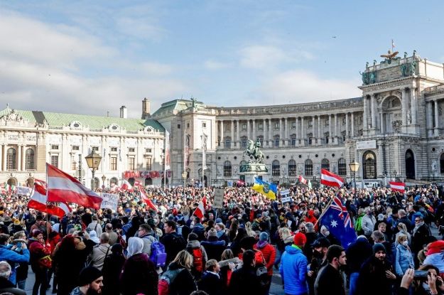Тысячи людей вышли на улицы Вены против принудительной вакцинации и локдауна.
