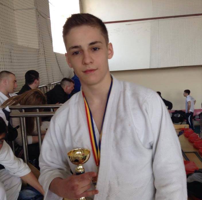 “Recent, am obţinut locul I pe republică, la categoria 15-16 ani, 60-65kg”, a mărturisit Nicu Vieru.