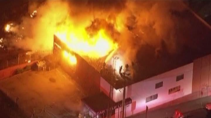Echipele de intervenţie au reuşit să salveze o persoană care se afla în interiorul clădirii. Foto: romaniatv.net