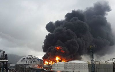 Пожар на заводе тушили четыре дня.