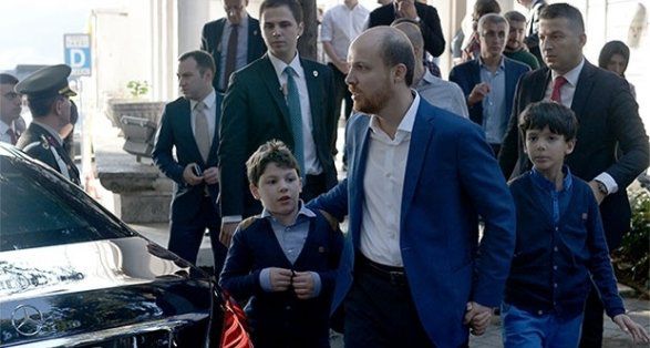 Причинами переезда из Италии стали соображения безопасности и дело, расследуемое прокуратурой.
