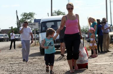 Люди пытаются покинуть зону боевых действий, но не всем это удается.