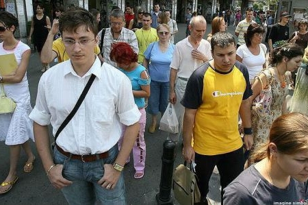 Почти 70% граждан считают, что страна движется в неправильном направлении.