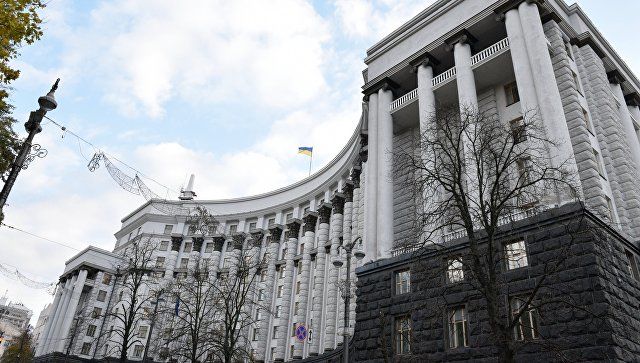 Также депутат выразил удивление тому, что жители Украины продолжают терпеть происходящее в стране.