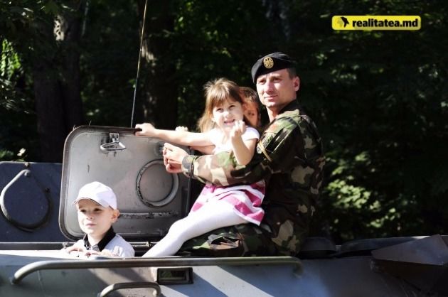 В парке Валя Морилор прошла выставка оружия и военной техники.