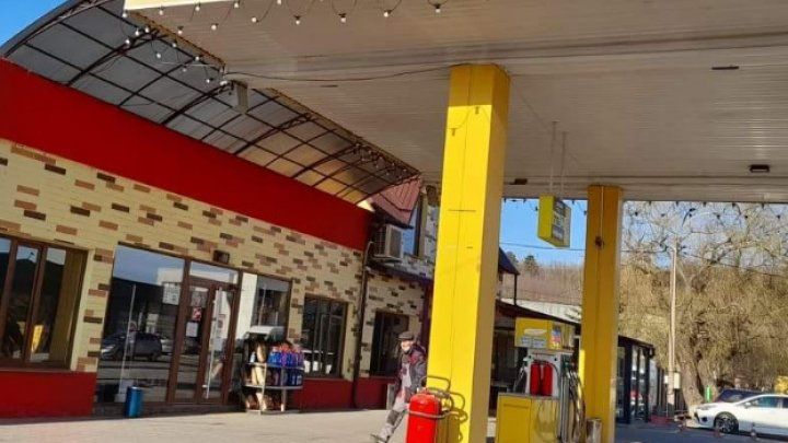 Водитель такси пригрозил битой начальнику автозаправки в Хынчештах.