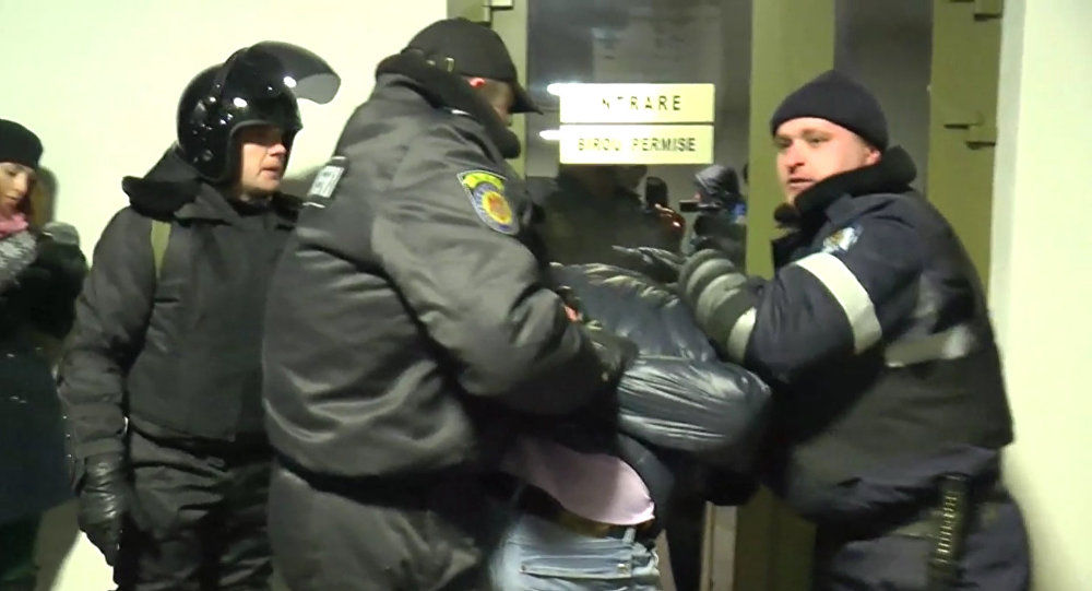 Между протестующими и полицейскими завязалась потасовка.