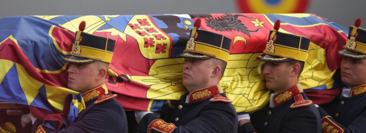 Sicriul cu corpul neînsuflețit al Regelui Mihai I a ajuns la Castelul Peleș