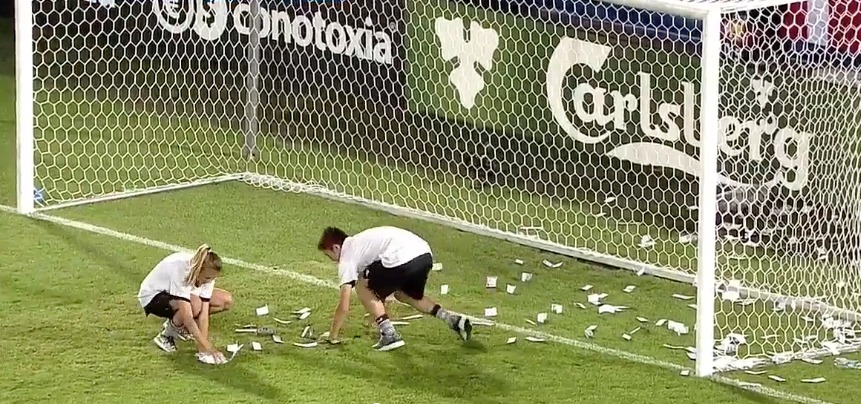 Suporterii italieni au aruncat cu dolari falşi în portarul Donnarumma.
