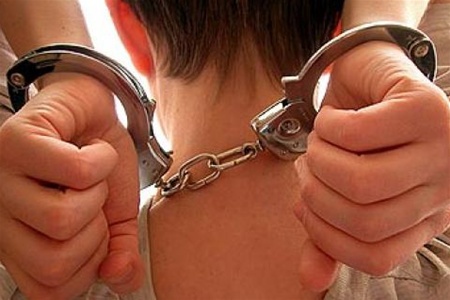 Мужчина жил в нечеловеческих условиях в какой-то будке.   Фото: obozrevatel.com