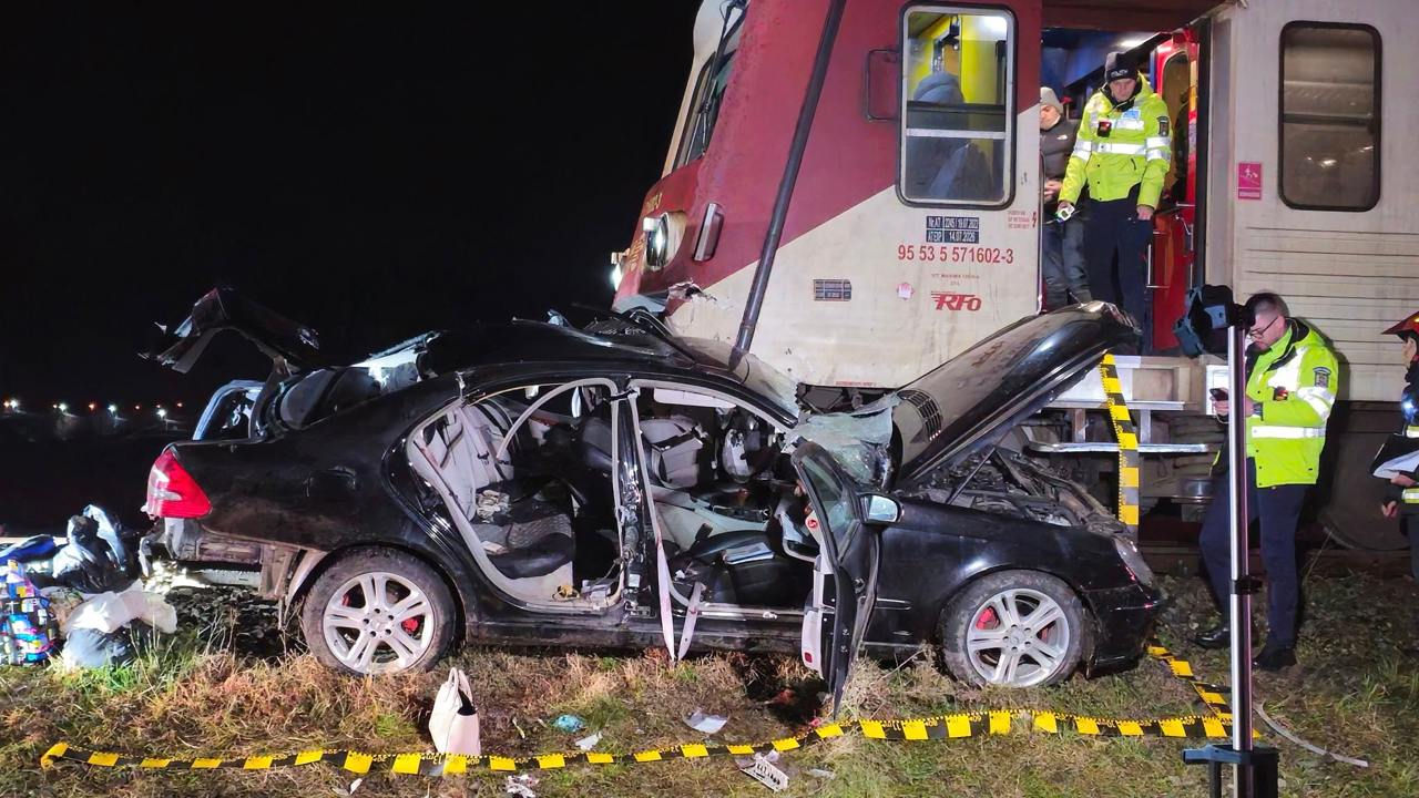 O mașină cu numere moldovenești, lovită de un tren în România: O femeie a murit.