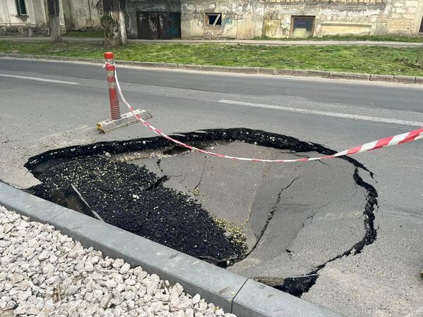 На столичной улице провалился асфальт и образовалась огромная яма.