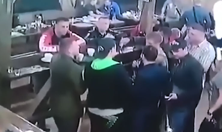 Убийство попало на камеры видеонаблюдения, сейчас его изучают следователи. Возбуждено уголовное дело.