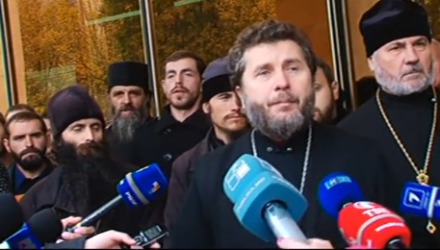 Протестующие недовольны тем, что из законодательства была исключена статья о наказании за пропаганду гомосексуализма.