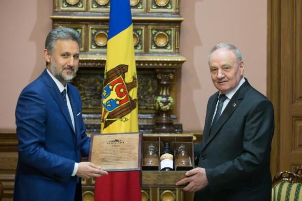 Președintele Nicolae Timofti i-a transmis omologului său român, Klaus Iohannis, o sticlă de vin. Foto: presedinte.md