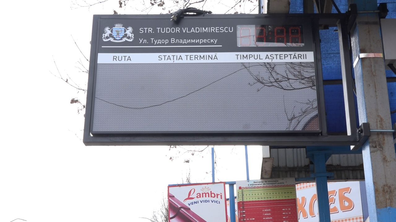 В Бельцах устанавливают электронные табло с расписанием движения транспорта.